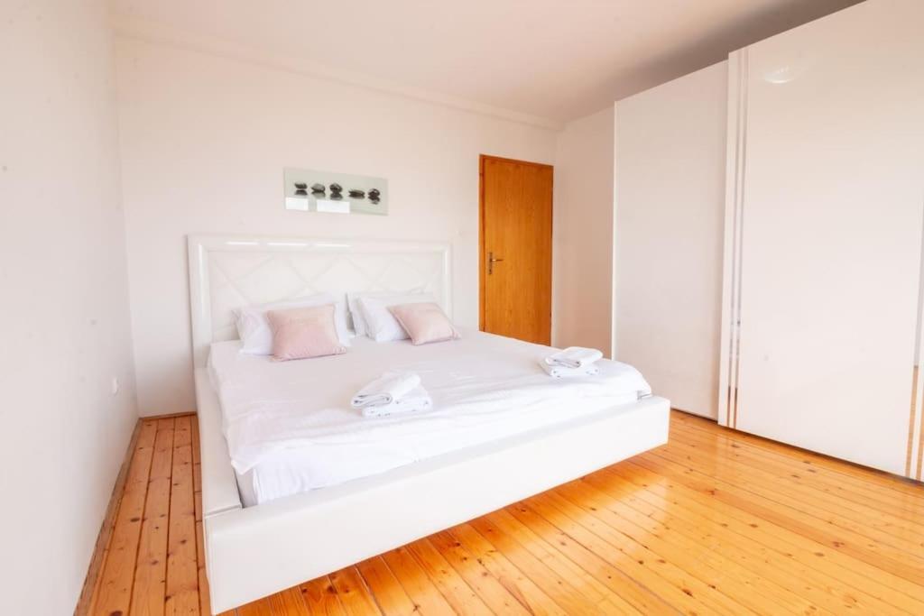 Casa Farmak - 4 Bedroom Lux Apartment With Infinity Pool & Lake View أوهغيد المظهر الخارجي الصورة